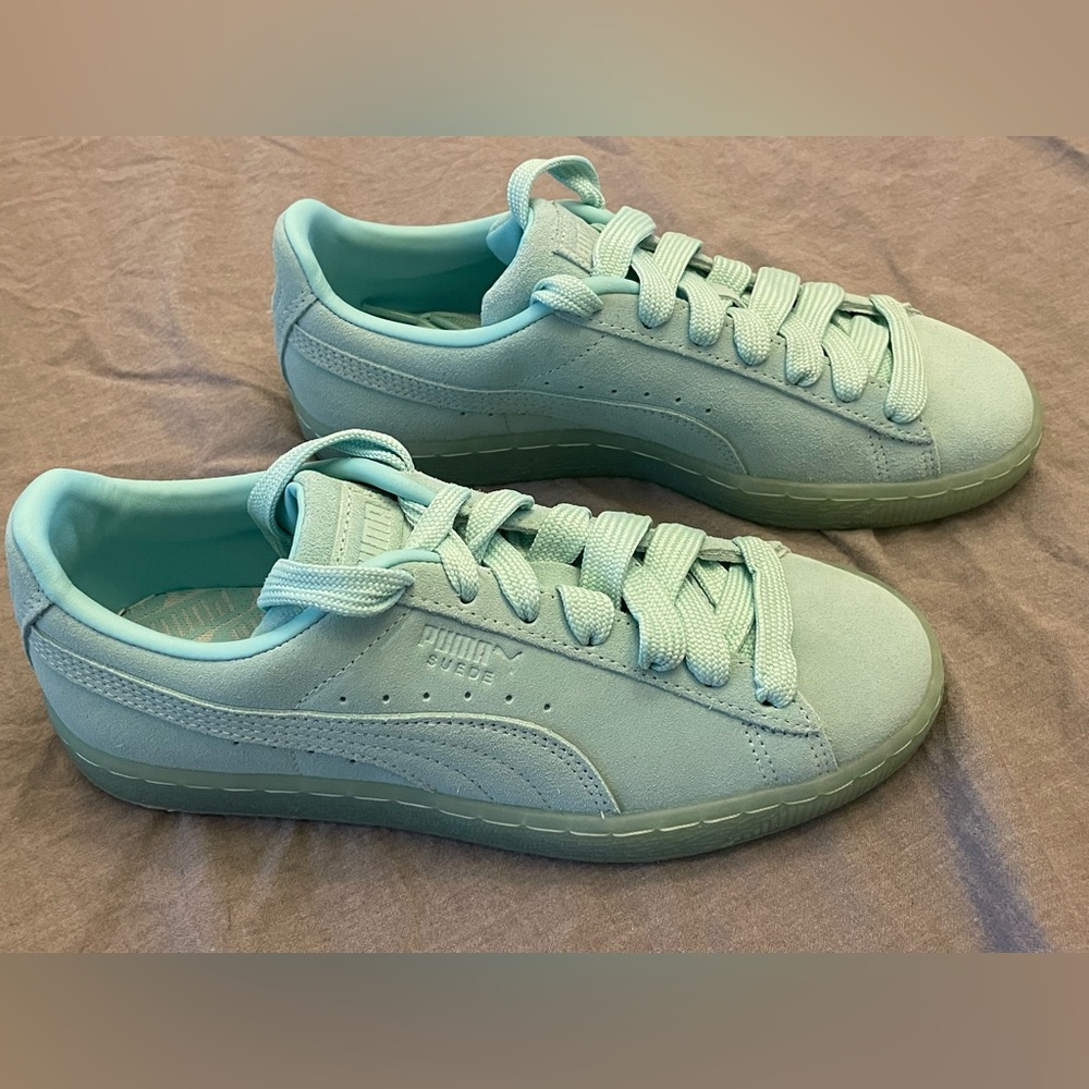 Ladies Puma Classic Suede Sneaker, sz 6.5